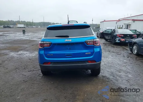 2018 Jeep Compass Latitude 4X4 z USA, uszkodzony, nr VIN 3C4NJDBB1JT470471